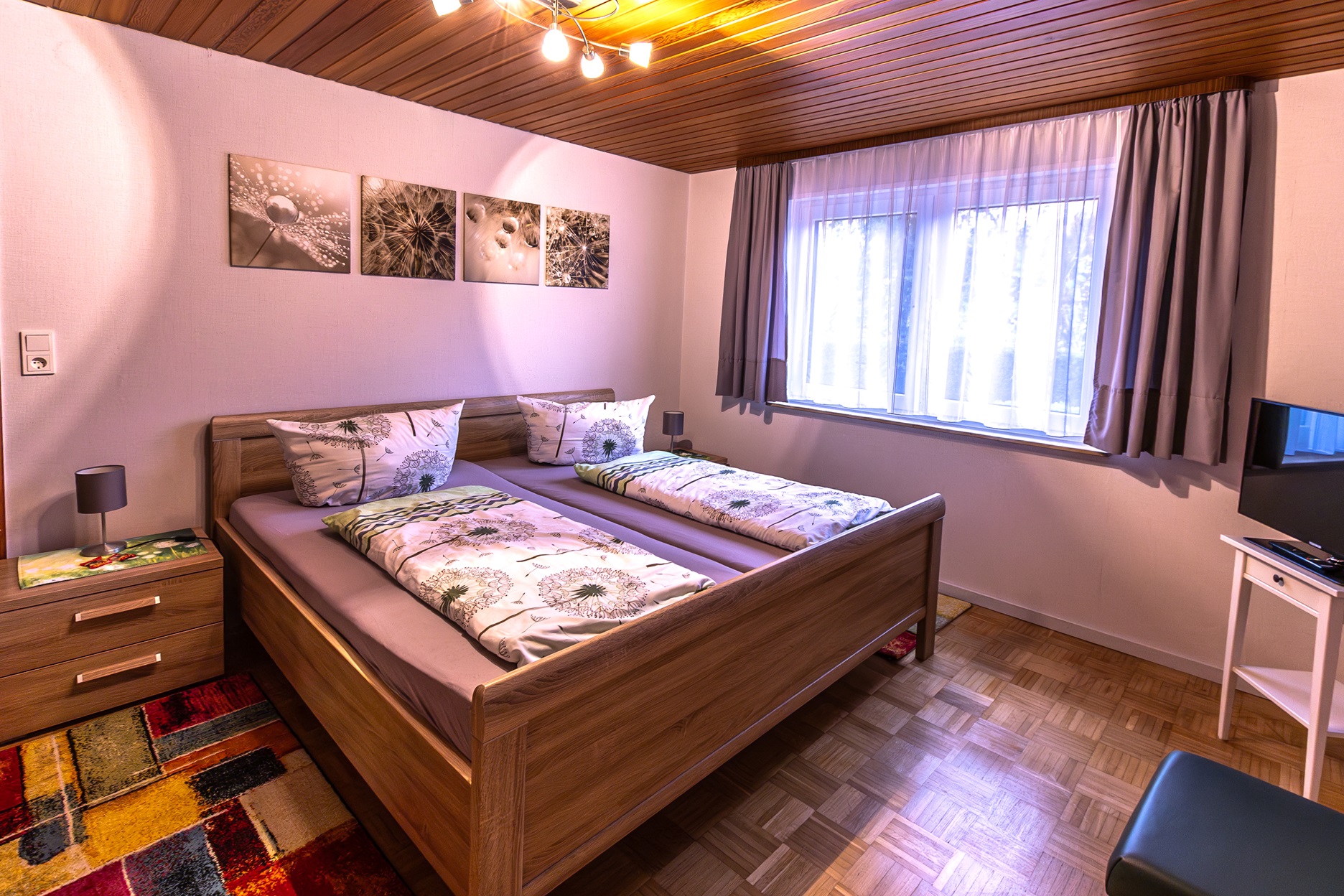 Schlafzimmer mit Ehebett Ferienwohnung Pusteblume