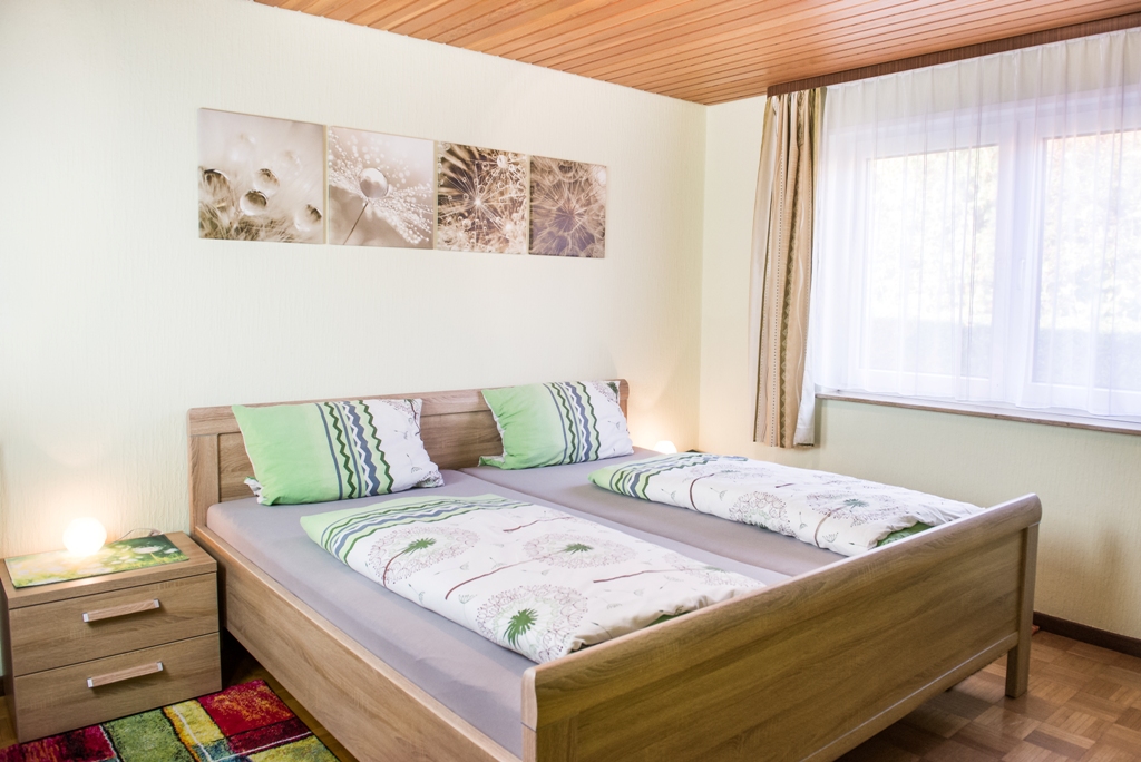 Schlafzimmer mit Ehebett Ferienwohnung Pusteblume